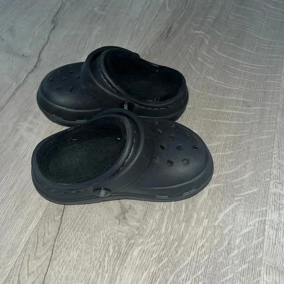Child’s crocs/sz6 - Picture 3 of 4